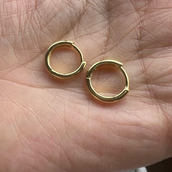 Huggie Hoop Earrings • Minimalist Earrings • Dainty Earrings • Delicate Earrings - Picture 4 of 7